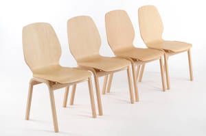 Eine geradlinige Stuhlreihe